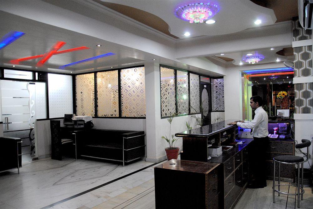 Fabexpress Alpine Hotel Agra  Bagian luar foto