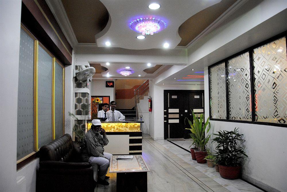 Fabexpress Alpine Hotel Agra  Bagian luar foto