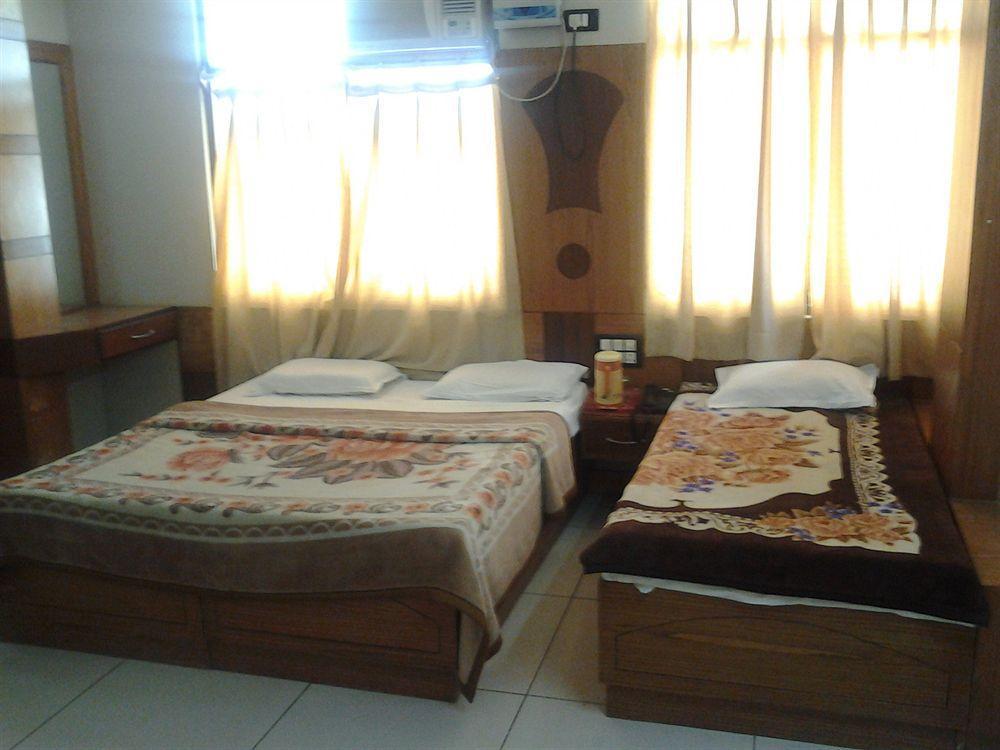 Fabexpress Alpine Hotel Agra  Bagian luar foto