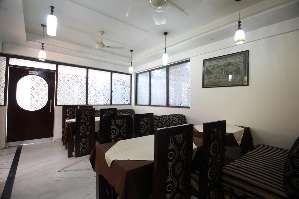 Fabexpress Alpine Hotel Agra  Bagian luar foto
