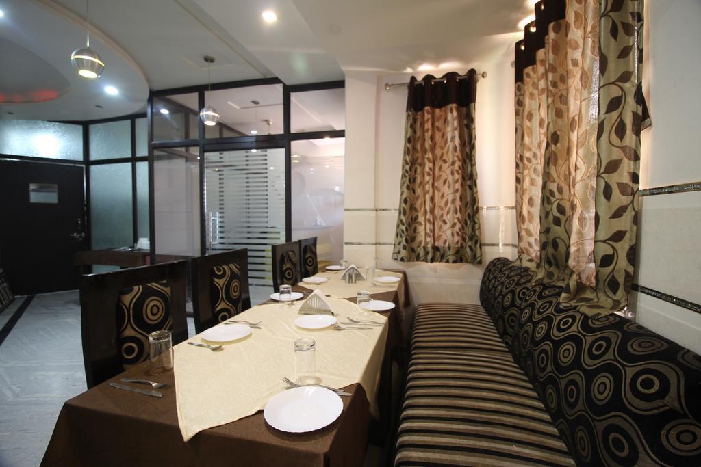 Fabexpress Alpine Hotel Agra  Bagian luar foto