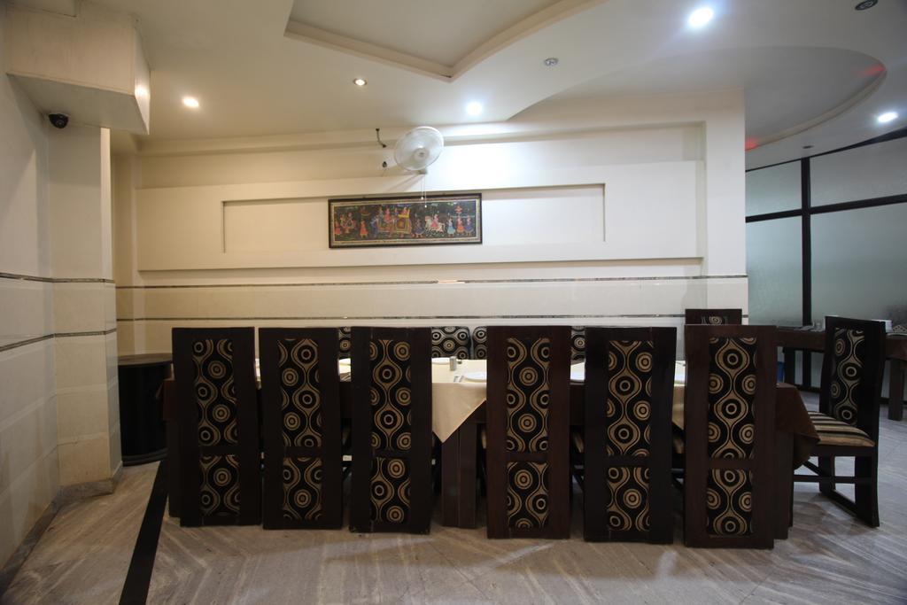 Fabexpress Alpine Hotel Agra  Bagian luar foto