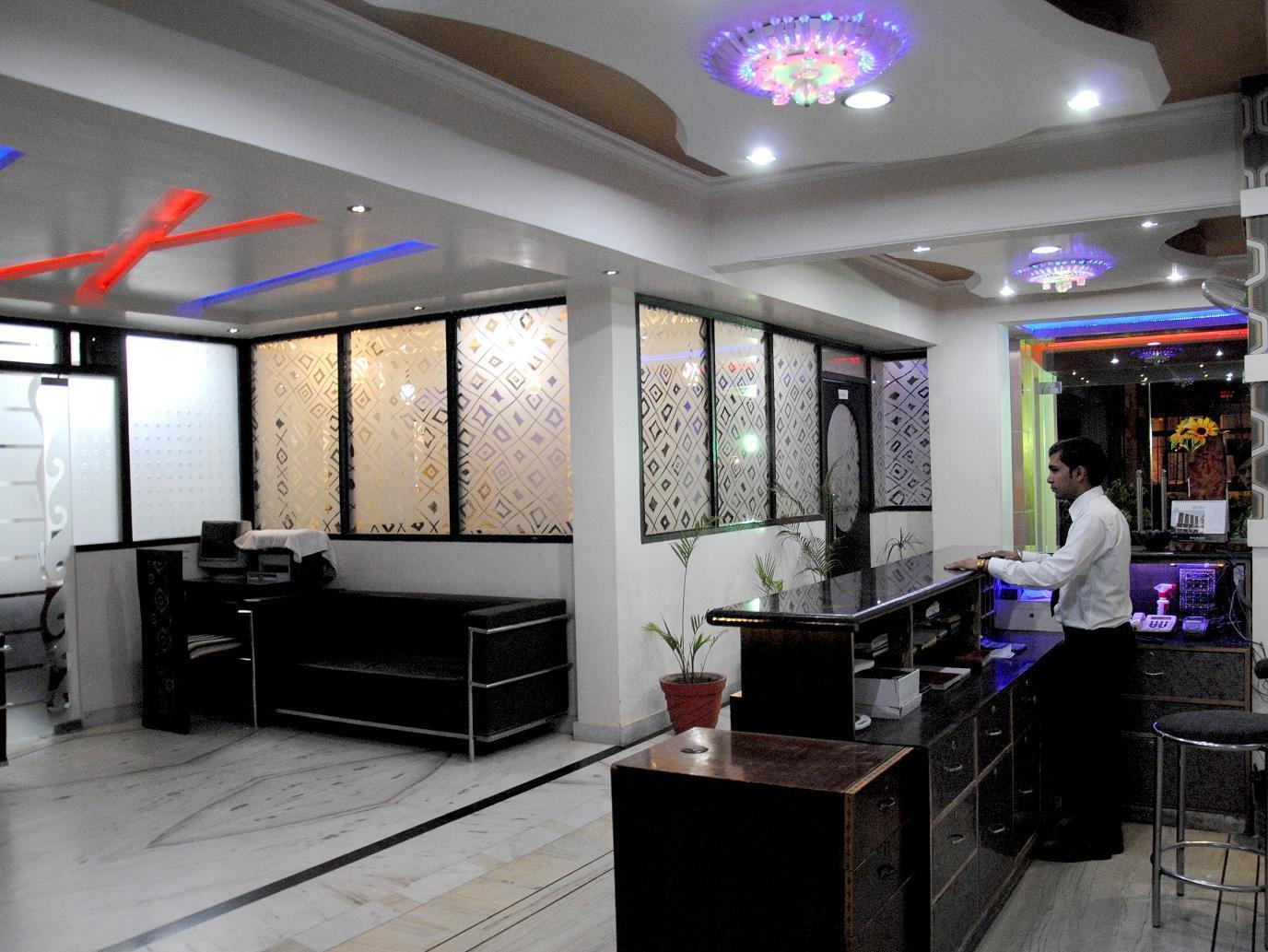 Fabexpress Alpine Hotel Agra  Bagian luar foto