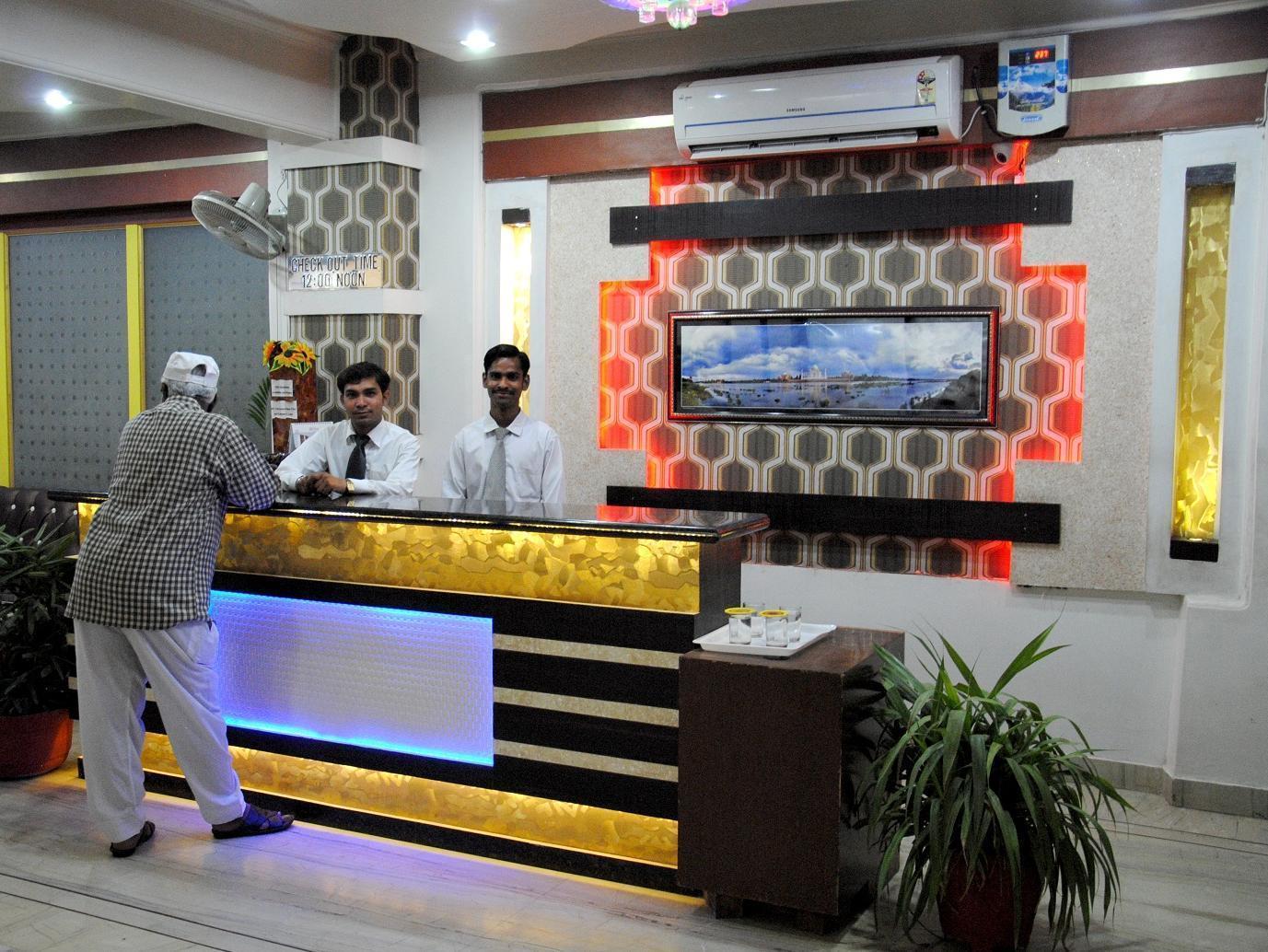 Fabexpress Alpine Hotel Agra  Bagian luar foto