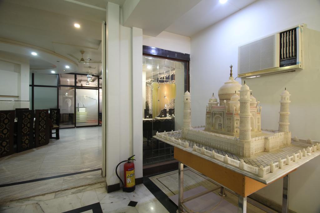 Fabexpress Alpine Hotel Agra  Bagian luar foto