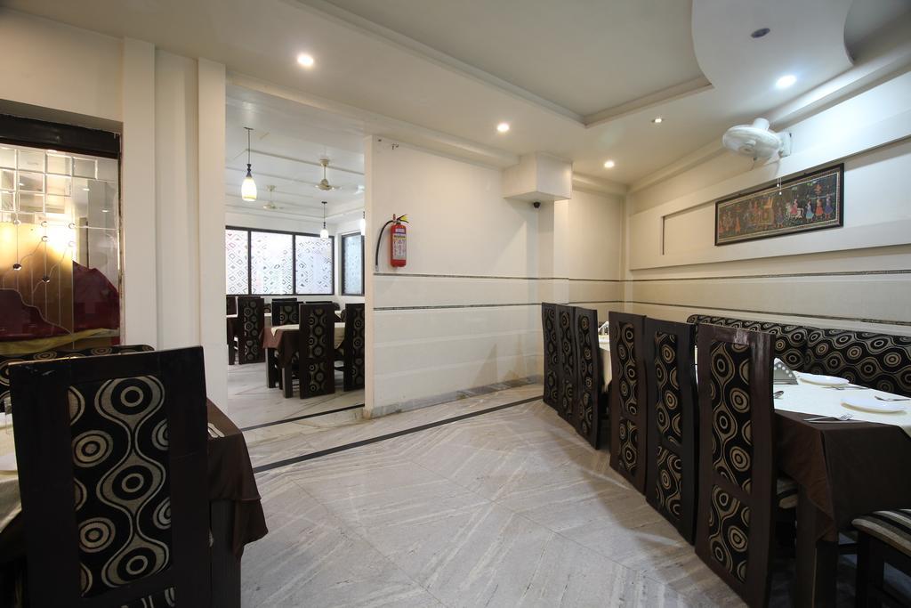 Fabexpress Alpine Hotel Agra  Bagian luar foto