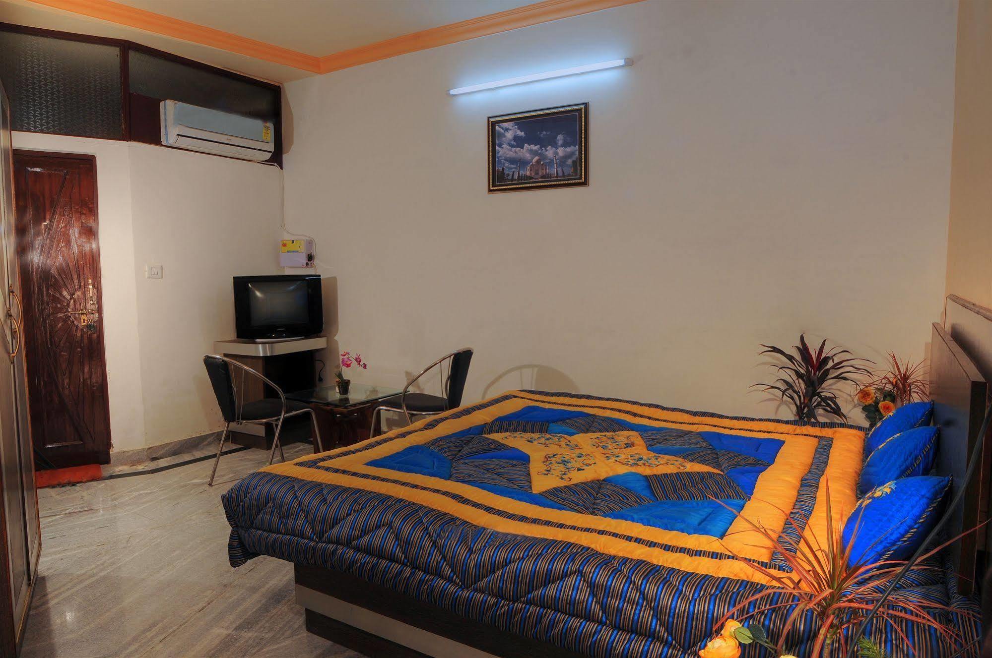 Fabexpress Alpine Hotel Agra  Bagian luar foto
