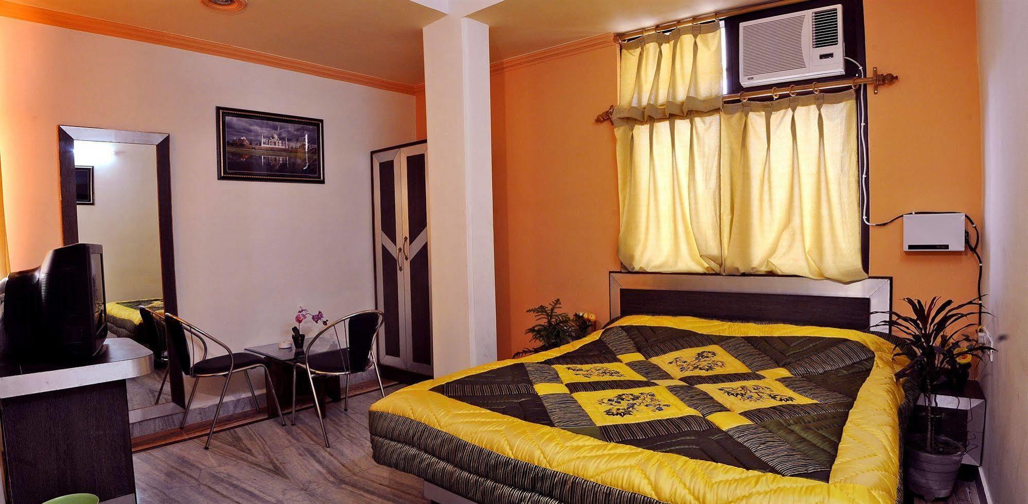 Fabexpress Alpine Hotel Agra  Bagian luar foto