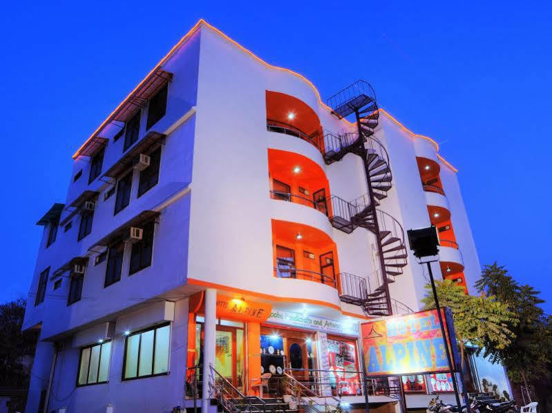 Fabexpress Alpine Hotel Agra  Bagian luar foto