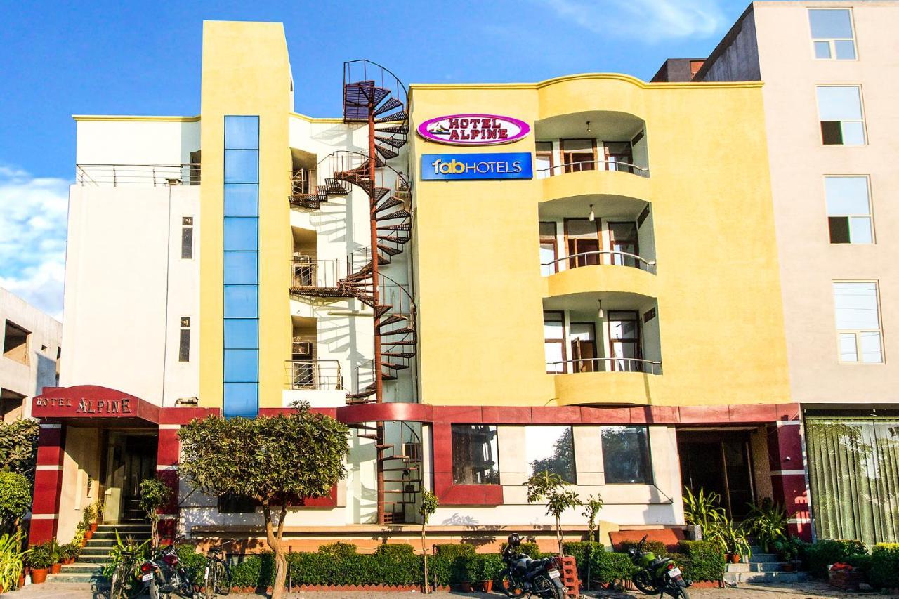 Fabexpress Alpine Hotel Agra  Bagian luar foto