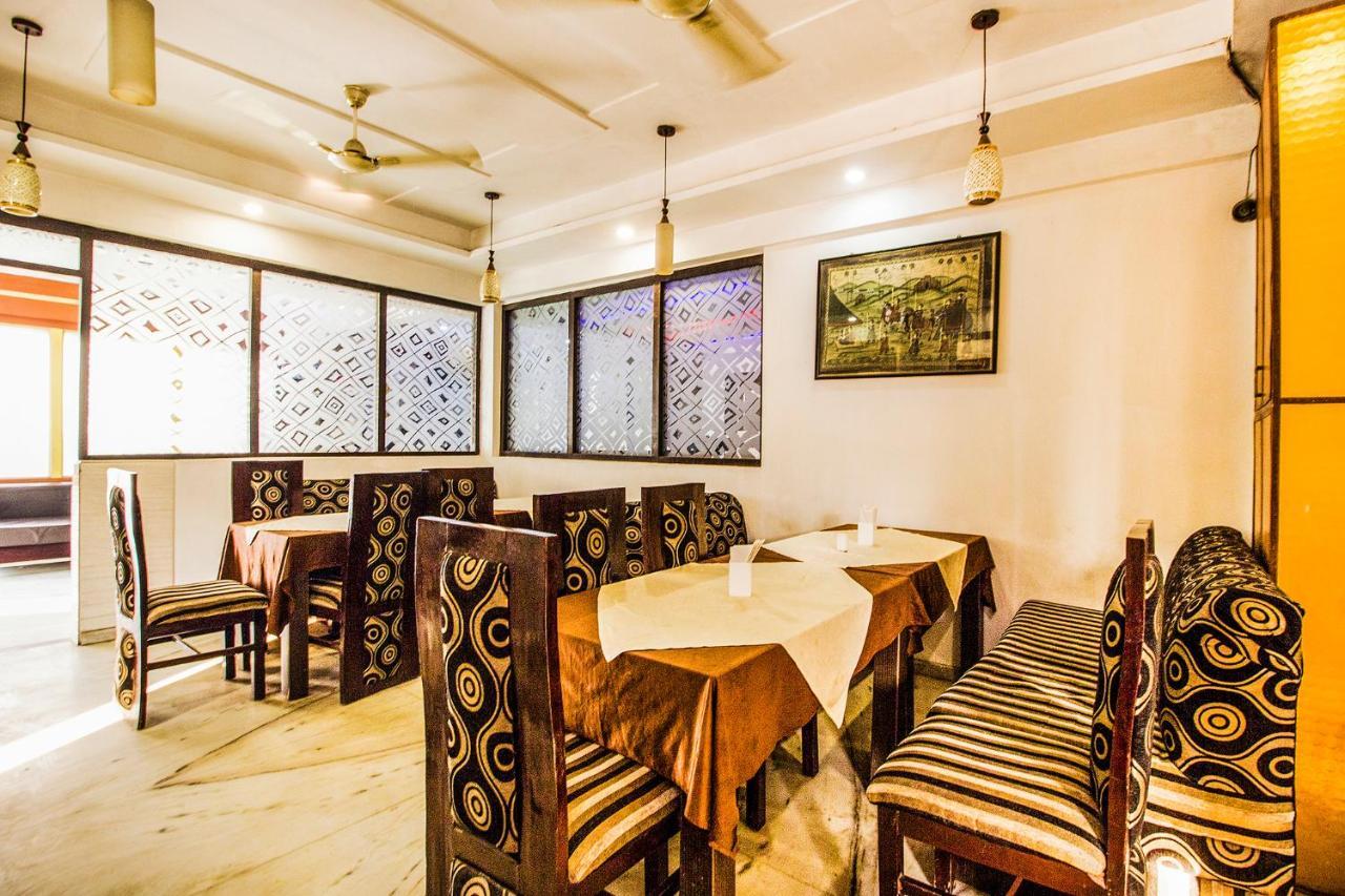 Fabexpress Alpine Hotel Agra  Bagian luar foto